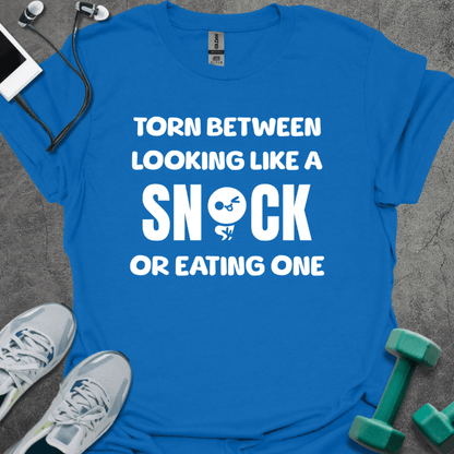 T-Shirt Royal / S Torn Between Looking Like A Snack Or Eating One T-Shirt